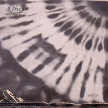 Kaffeserviet sort med hvid batik blomst. C574607 fra Ihr. 25x25cm.
